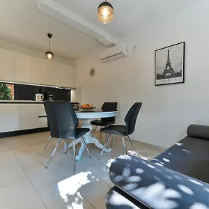 https://apartments-kapetan.hotels-in-trogir.com